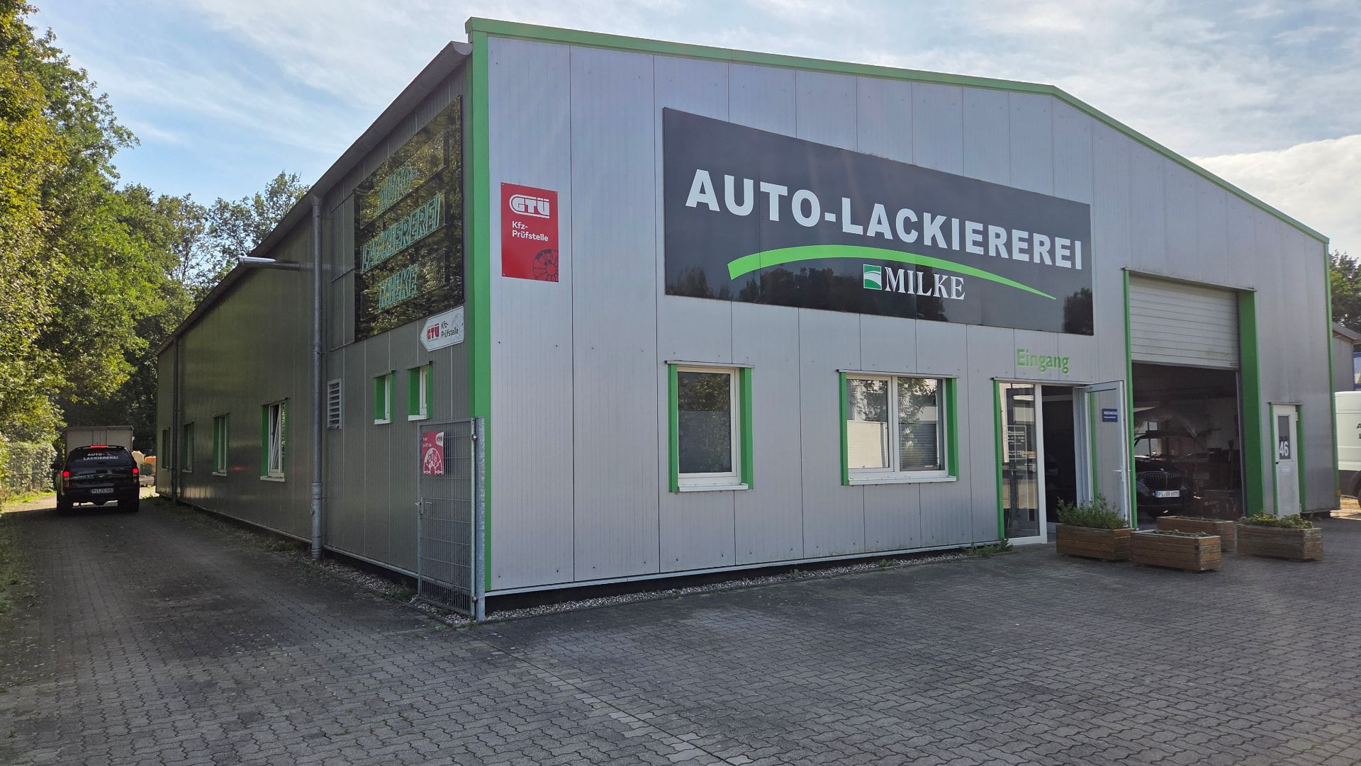 Betriebsgebäude der Autolackiererei Milke in Heist